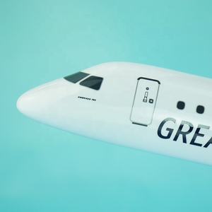Modèle d'<span class=keywords><strong>avion</strong></span> <span class=keywords><strong>cargo</strong></span> Embraer ERJ-195 à l'échelle 1:100, 39 cm, avec support - Product Image 3