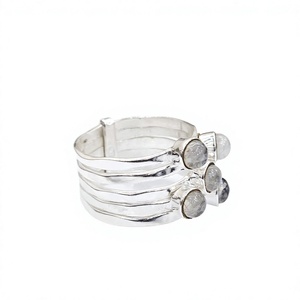 Anillo Artesanal de Plata de Ley 925 con Incrustaciones de Piedras de Luna Arcoíris Multicapa, Joyería Unisex en Capas, Proveedor Mayorista - Product Image 3