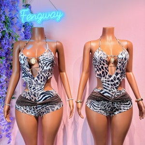 Completo coordinato da festa 2026 Y2K con <span class=keywords><strong>body</strong></span> cut-out leopardato/zebrato e pantaloncini a due pezzi da donna, con decorazioni a catena e <span class=keywords><strong>schiena</strong></span> scoperta - Product Image 1