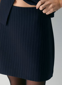 Tenue décontractée pour femmes avec jupe courte en tissu rayé blanc - Product Image 5