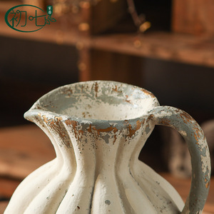 Vase en résine style Wabi Sabi avec poignée, finition antique, décoration de table pour la décoration zen de la maison - Product Image 3