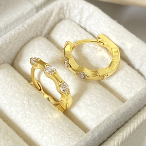 Pendientes de Aro Ondulados de Bambú para Mujer, de Latón con Baño de Oro de 18K y Circonita Cúbica (CZ), Tipo Huggie, Joyería de Moda al por Mayor - Product Image 3