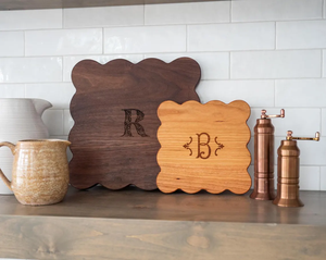 가리비 모노그램 커팅 보드 커플을위한 맞춤 선물 - Product Image 1