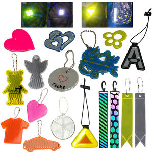 Dongguan Fabricant Usine Personnalisé Forme Animale Réfléchissant Souple Pvc Porte-clés Pendentif Acrylique Réflecteur de Sécurité pour la Décoration - Product Image 1