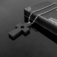 KM8013 Collier pendentif en pierre volcanique à design croisé énergétique, pour diffusion en direct et dropshipping