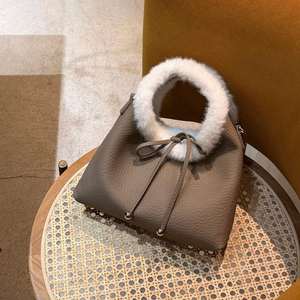 Sac à main demi-lune en cuir synthétique pelucheux d'hiver avec fermeture à nœud papillon - Product Image 6