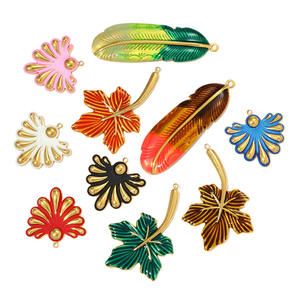 Pendentif en forme de cœur, de rose, de <span class=keywords><strong>feuille</strong></span> <span class=keywords><strong>d</strong></span>'érable, de fleur et de plume en acier inoxydable de style français - Product Image 3