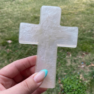 Colgante de Cruz de Resina Cristalina Hecho a Mano con Letras Doradas, Diseño Personalizado, Regalo Religioso de Boda para Coleccionistas - Product Image 1