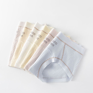 Culottes pour femmes nouvellement lancées, imprimées de lettres, en tricot texturé, détails minimalistes, imprimé de mots, bordure extensible, matière respirante - Product Image 2