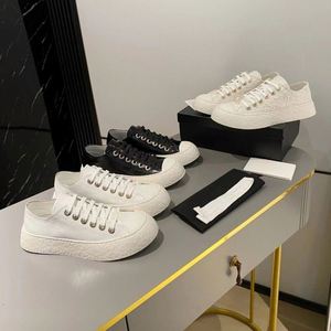 Chaussures décontractées unisexe tendance 2026-2027 de marque de créateur, argentées, à semelle plate, pour le quotidien - Product Image 1