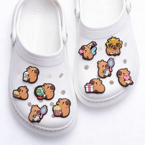 Venta al por mayor de dijes de PVC personalizados con forma de capibara para zapatos, decoraciones para calzado, regalos para niños - Product Image 1