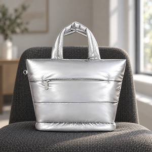 Sac fourre-tout matelassé écologique en nylon imperméable argenté métallisé avec fermeture éclair, léger, bandoulière, sac de voyage et sac à couches - Product Image 1