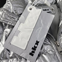 Étiquettes suspendues personnalisées en papier argenté métallisé deux pièces avec logo en relief, scellés en plastique et cordon ciré pour l'emballage de marques de vêtements