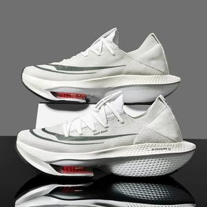 รองเท้าวิ่งผู้ชายรุ่นใหม่ปี 2026 สำหรับฤดูร้อน น้ำหนักเบา กันลื่น ระบายอากาศได้ดี พร้อมพื้นรองรับแรงกระแทก เหมาะสำหรับวิ่งและใส่ลำลอง - Product Image 2