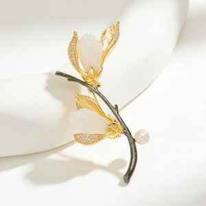 Broche Magnolia Personnalisée en Gros, Cuivre Plaqué Or Véritable avec Perle d'Eau Douce, Commande en Gros Disponible - Product Image 1