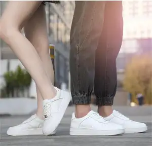 Zapatillas deportivas personalizadas transpirables informales impermeables de cuero blanco liso de goma para hoteles zapatos de seguridad para el trabajo