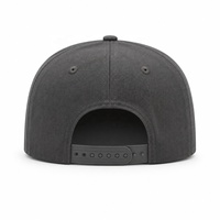 Casquette Snapback à profil haut en coton drill, avec logo minimaliste, visière plate, fermeture à pression réglable, ton neutre, directement de l'usine