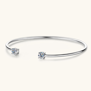 Brazalete Abierto Clásico y Sencillo de Moissanita de 0.50ct y 5mm en Talla Redonda de Plata Esterlina 925 para Mujer con Certificado - Product Image 2