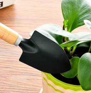 ชุดเครื่องมือทำสวนเหล็กกล้าคาร์บอนคุณภาพสูง DIY อเนกประสงค์ ประกอบด้วยพลั่ว คราด จอบ คันพรวนดิน ด้ามไม้ - รับผลิตตามแบบ OEM สำหรับอุตสาหกรรม - Product Image 5