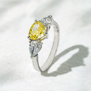 Starsgem or blanc 18 carats avec 1CT diamant en forme de coeur jaune et pierre latérale en forme de poire diamant de laboratoire Bague à trois pierres - Product Image 6