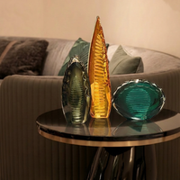 Objet d'art moderne de luxe en verre ambré soufflé à la main, sculpture abstraite en forme de pointe de lance, pièce maîtresse pour la décoration de villa Wabi Sabi