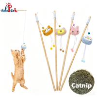 Vente en gros usine 2026 Jouets à mâcher pour chat en bois massif couleur naturelle 4 styles, pour un divertissement quotidien amusant avec le chat, avec jouet en peluche en forme de bâton