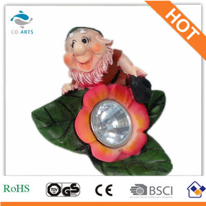 Décoration de jardin en polyrésine avec lumière LED solaire - Product Image 1