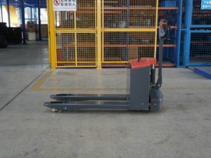 Transpaleta Eléctrica con Capacidad de Carga de 2000 kg, Batería de Plomo-Ácido, Neumáticos Sólidos, Uso en Interiores, Aplicación en Plantas de Manufactura - Product Image 2