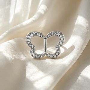 Pin Metálico con Forma de Mariposa y Pedrería, Accesorio de Moda para Bolsos de Lujo, con Recubrimiento Sin Níquel - Product Image 1