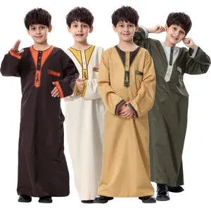 Vier Farben muslimische Jungen tragen täglich Robe islamische arabische Männer Frühling Herbst Kleidung Set von Jungen Kinder