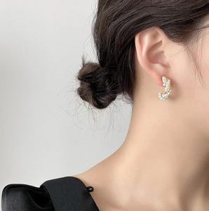 <strong>High</strong> <strong>End</strong> Gold Plated Pearl Wrapped Stud Earrings Flower Design Vintage Women's <strong>Jewelry</strong> for Party Wear Wholesale - Product Image 4