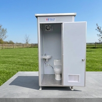 Toilettes publiques extérieures modernes portables avec structure en acier durable et panneau sandwich de douche, unité mobile préfabriquée