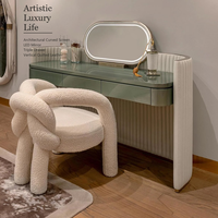 Table de maquillage en cuir capitonné à nervures, finition laquée brillante, triple tiroir, miroir ovale LED, table de maquillage pour chambre à coucher