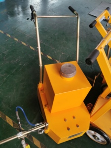 Machine de marquage routier à commande facile pour la préparation et le nettoyage des marques routières - Product Image 1