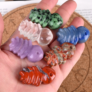 Vente en gros de sculptures en pierre naturelle sculptée, mini sculptures en cristal de quartz en forme d'arête de poisson pour la fabrication de bijoux - Product Image 1