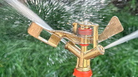 Buse à bras oscillant en plastique pivotant à 360 ° pour tuyau d'eau pour l'irrigation et le jardinage