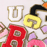 Yiwu Wintop Promotion de stock en gros : Patchs alphabet en chenille à paillettes dorées thermocollants de 5,5 cm (lettres A-Z) pour chemises, sweats à capuche et manteaux