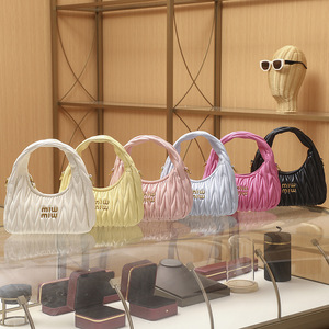 Sac à main fourre-tout plissé en cuir véritable pour femme avec fermeture éclair sous le bras - Product Image 1