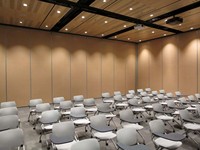 Cloison coulissante pliante insonorisée et ignifuge, structure en bois et aluminium, design modulaire pour écoles, gymnases, restaurants, salles de conférence