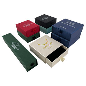 Экологичная упаковка из переработанных материалов: маленькая картонная коробка-слайдер с жесткими стенками, с золотым тиснением и индивидуальным логотипом для ювелирных изделий и подарков. - Product Image 6