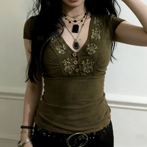 Camiseta de Manga Corta Estilo Retro Forestal, Moda Y2K, Estampado Floral, Cuello en V, Corte Ajustado - Product Image 1