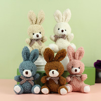 En gros, Adorable peluche lapin assis à longues oreilles avec écharpe, rembourrée en coton PP, breloque pour sac à dos femme et accessoire vestimentaire