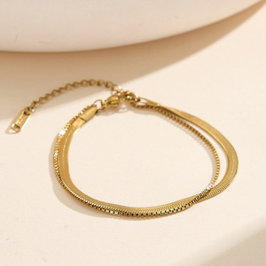 Venta al por mayor de fábrica: Tobillera de moda bohemia de acero inoxidable con cadena de serpiente de doble capa y cadena de caja, chapada en oro de 18 quilates para mujer, para uso diario. - Product Image 6