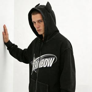 Felpa <span class=keywords><strong>con</strong></span> Cappuccio Personalizzata da Uomo <span class=keywords><strong>con</strong></span> Unico Dettaglio di <span class=keywords><strong>Corna</strong></span> del Diavolo, Stampa Grafica Vintage Lavata <span class=keywords><strong>con</strong></span> Stelle Arcobaleno e Dettagli <span class=keywords><strong>con</strong></span> Cerniera - Product Image 2