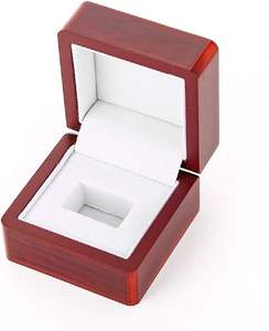 Exhibición <span class=keywords><strong>de</strong></span> <span class=keywords><strong>madera</strong></span> <span class=keywords><strong>de</strong></span> Un solo anillo <span class=keywords><strong>de</strong></span> <span class=keywords><strong>madera</strong></span> para anillos <span class=keywords><strong>de</strong></span> boda Grabado <span class=keywords><strong>Mr</strong></span>. & <span class=keywords><strong>Mrs</strong></span>. Lettering Ring Bearer Box para Display Personal - Product Image 1