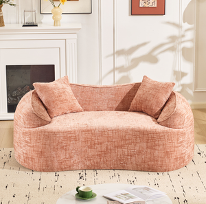 Canapé compressible rose incurvé pour deux personnes. Il possède des accoudoirs des deux côtés et est livré avec deux oreillers. - Product Image 5