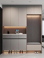 Meuble à chaussures sur mesure mince et peu encombrant avec étagère inclinée pour entrée de condo compacte
