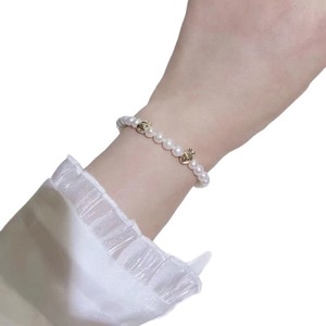 Pulsera de Perlas de Agua Dulce de 6 mm de Alta Calidad con Dije de Conejito en Cuerda Elástica, Estilo Limpio y Refrescante con un Toque de Piel Impecable - Product Image 1