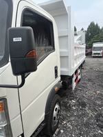 Camion benne léger d'occasion SINOTRUK HOWO 4x2, benne basculante fiable de 3 à 5 tonnes pour le transport de chantier et de marchandises urbaines.
