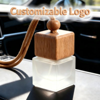 Diffuseur de voiture suspendu de luxe OEM avec logo personnalisé, flacon de parfum en verre dépoli 8ml 10ml, bouchon cube en bois, désodorisant d'ambiance aux huiles essentielles